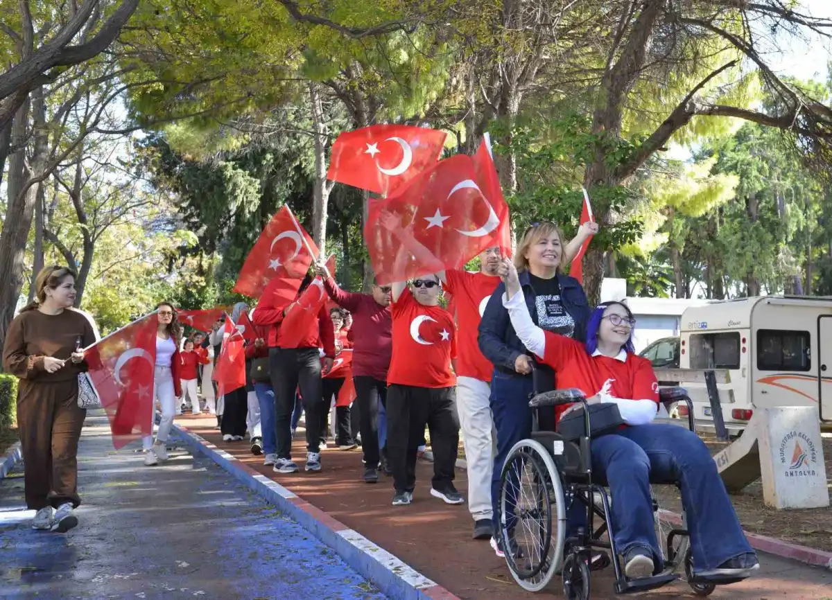 Muratpaşa'da özel bireylerden bando takımıyla Cumhuriyet yürüyüşü 2