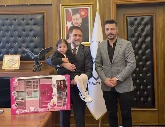 Temizlik işçilerini her akşam balkondan selamlayan minik Asel, belediyede ağırlandı 1
