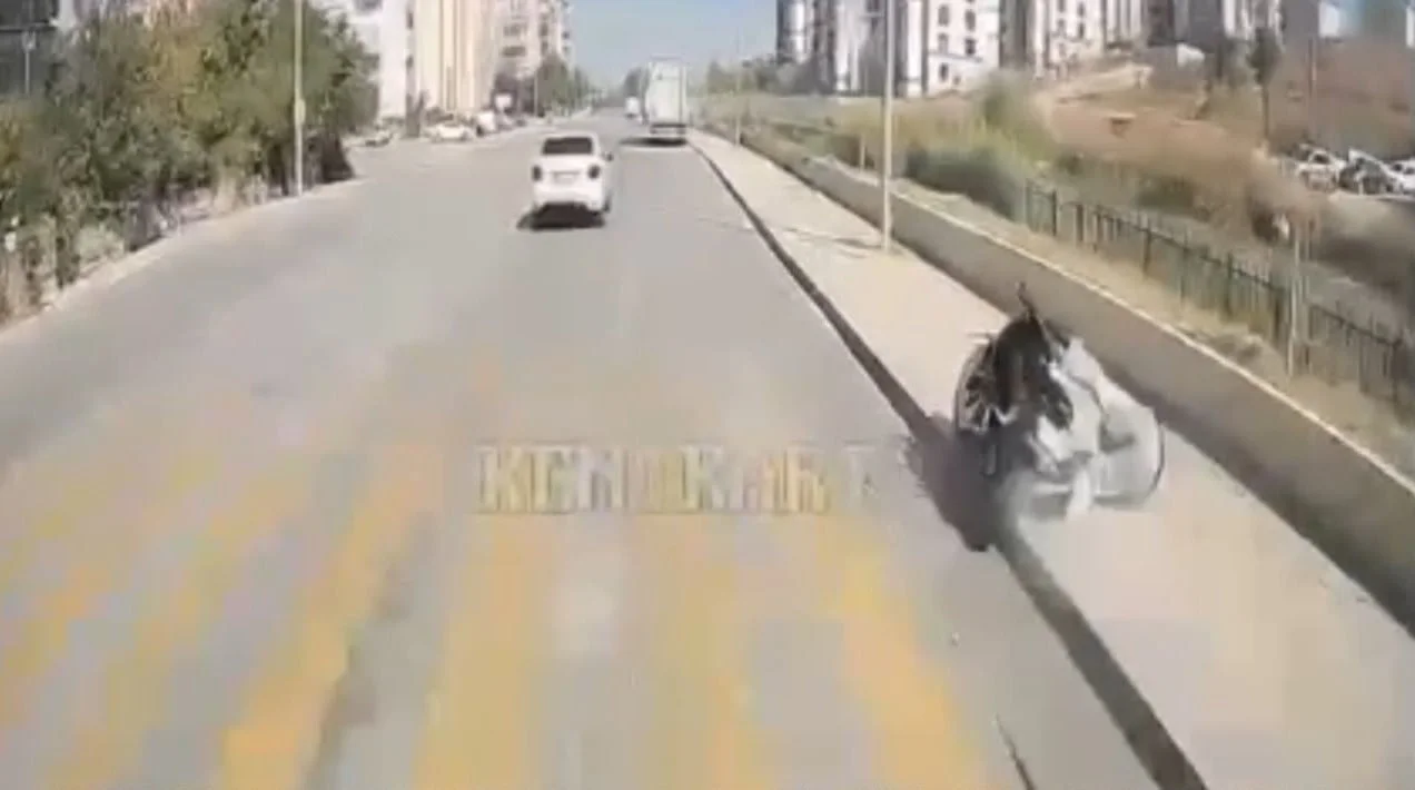 MOTOSİKLET SÜRÜCÜSÜNÜN FECİ KAZASI KAMERADA