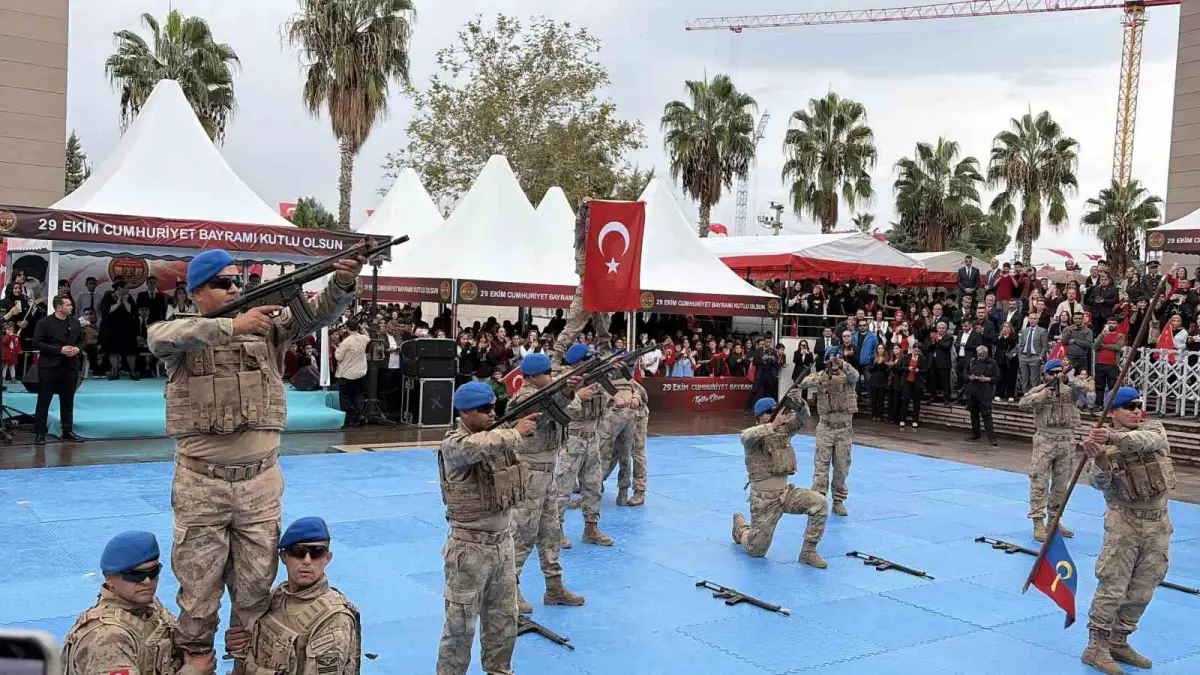 Osmaniye'de Cumhuriyet Bayramı'nın 103'üncü yılı kutlamalarında özel harekât gösterisi 2
