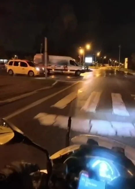 Antalya'da hafif ticari araç ile motosikletin çarpışma anı kask kamerasında 4