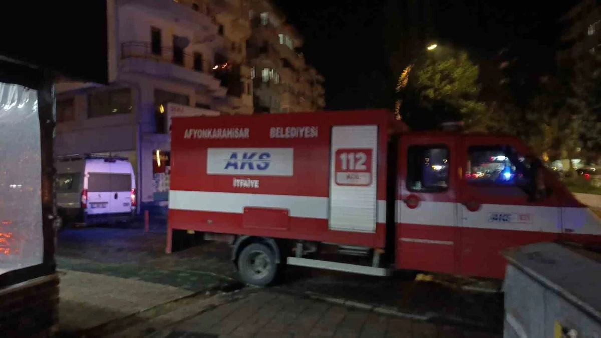 Afyonkarahisar'da fayansları çatlayan 4 katlı bina tahliye edildi 3
