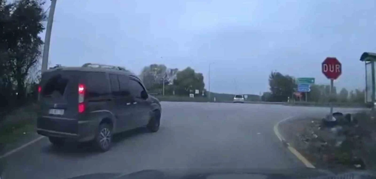 Sakarya'da trafiği birbirine katan uyuşturucu kuryesi kovalamacayla yakalandı 4