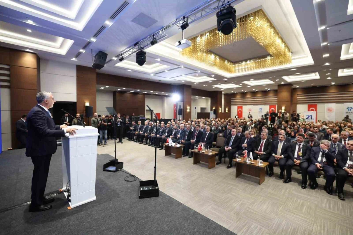 Atatürk Üniversitesi TYÇ logo kullanımındaki liderliğini Bakan Işıkhan'ın takdim ettiği ödülle tescilledi 3