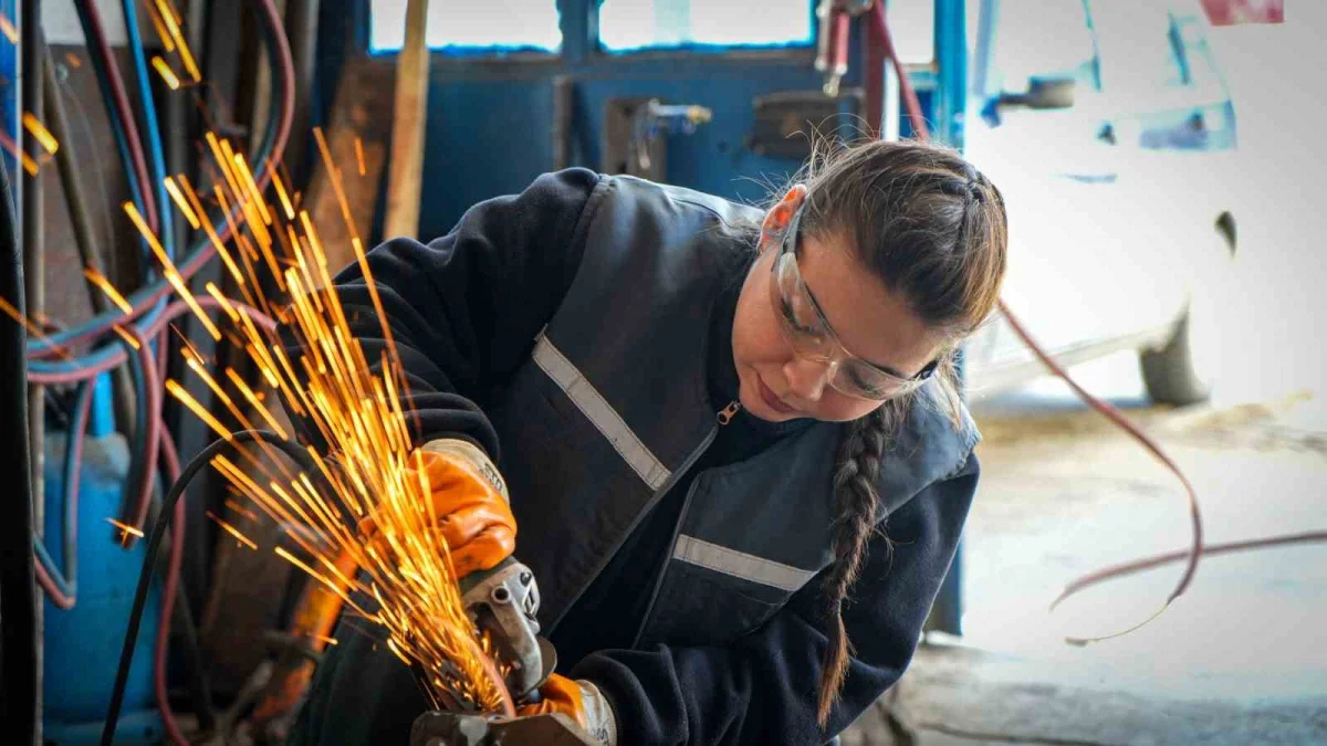 Ankara'da sanayide yetişen 18 yaşındaki Fatma Sena, otobüs fabrikasında günde 18 aracın kaynağını yapıyor 5