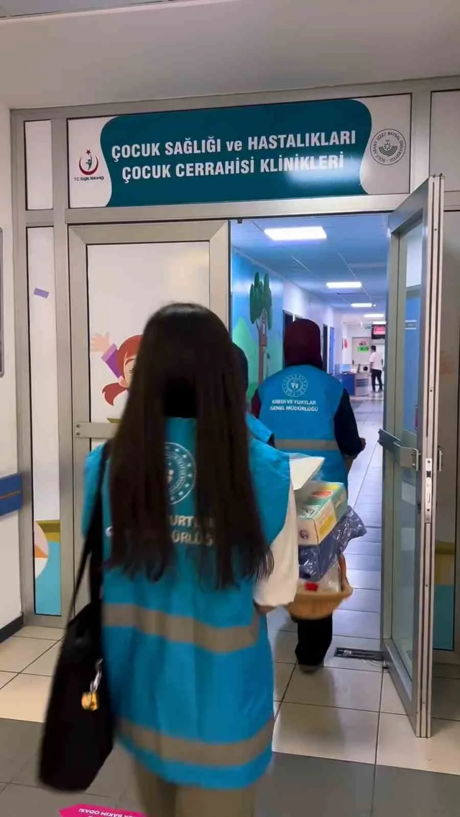 Bolu'da gönüllü öğrencilerden tedavi gören çocuklara oyuncak sürprizi 2