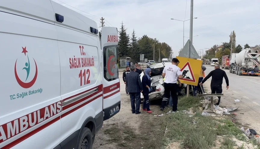 Çorum'da freni boşalan beton mikseri otomobile çarparak devrildi: 3 yaralı 5