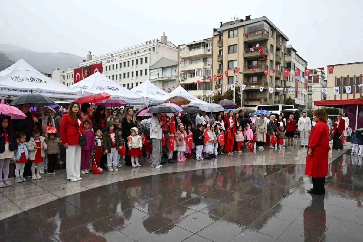 Manisa'da çocuklar cumhuriyeti tarihi gazete manşetleriyle kutladı 4