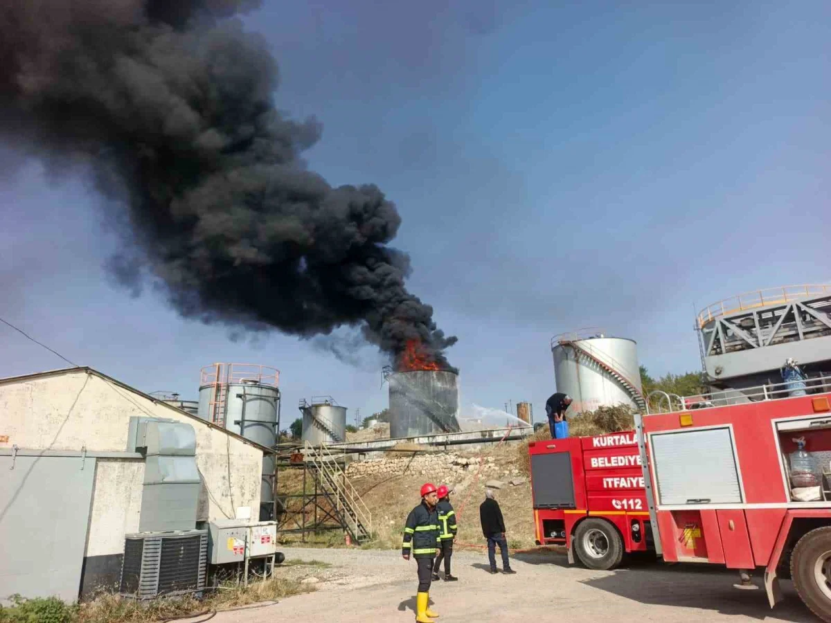 Siirt'te petrol sahasında yangın: Söndürme çalışmalarına TOMA da katıldı 5