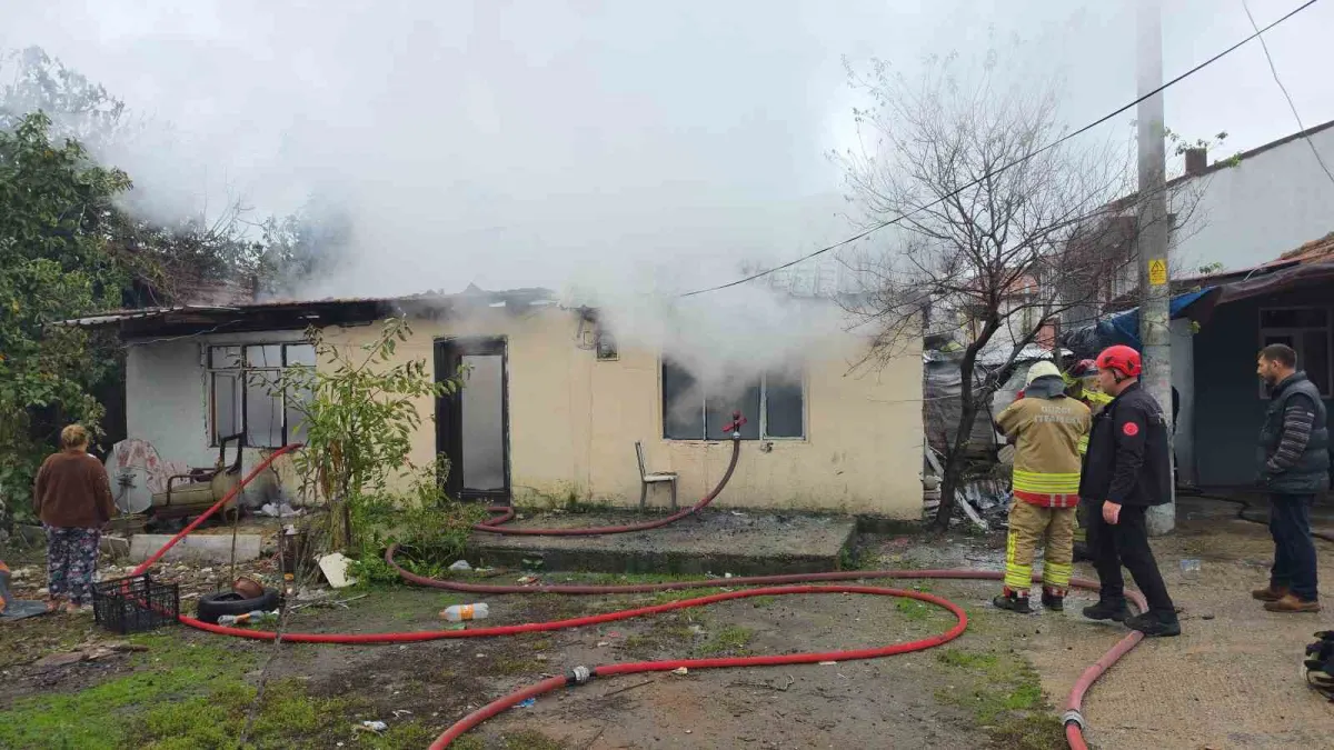 Düzce'de sobadan çıkan yangında tek katlı ev küle döndü 5