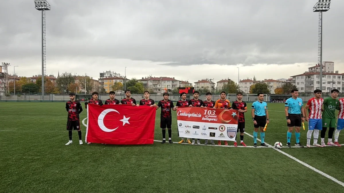 1966 Turanspor sahaya Cumhuriyet Bayramı pankartıyla çıktı 2
