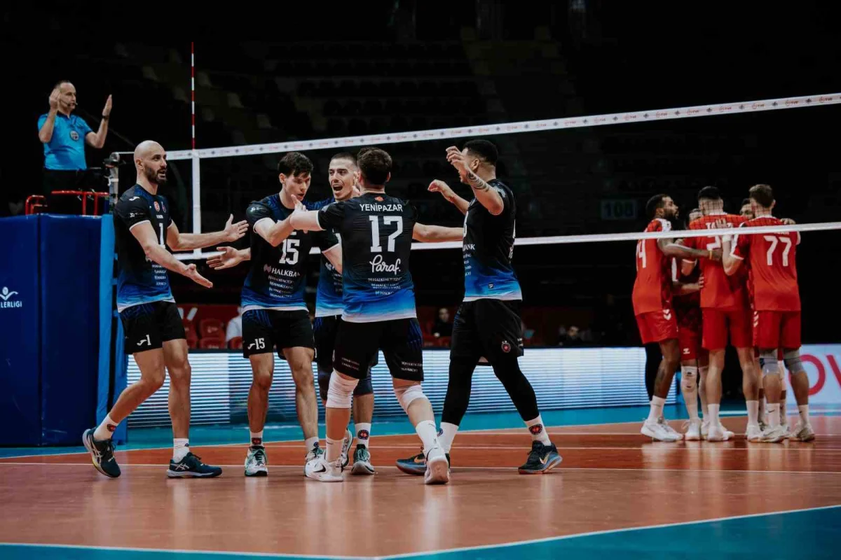 Efeler Ligi'nde beş setlik heyecan: Spor Toto evinde Halkbank'a boyun eğdi 4
