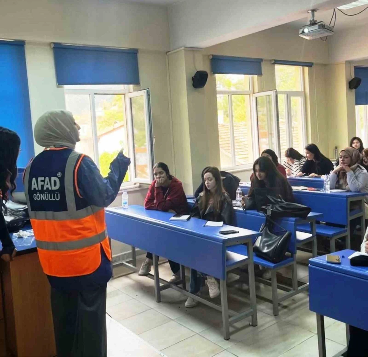 Şaphane MYO'da öğrencilere afet eğitimi verildi 3