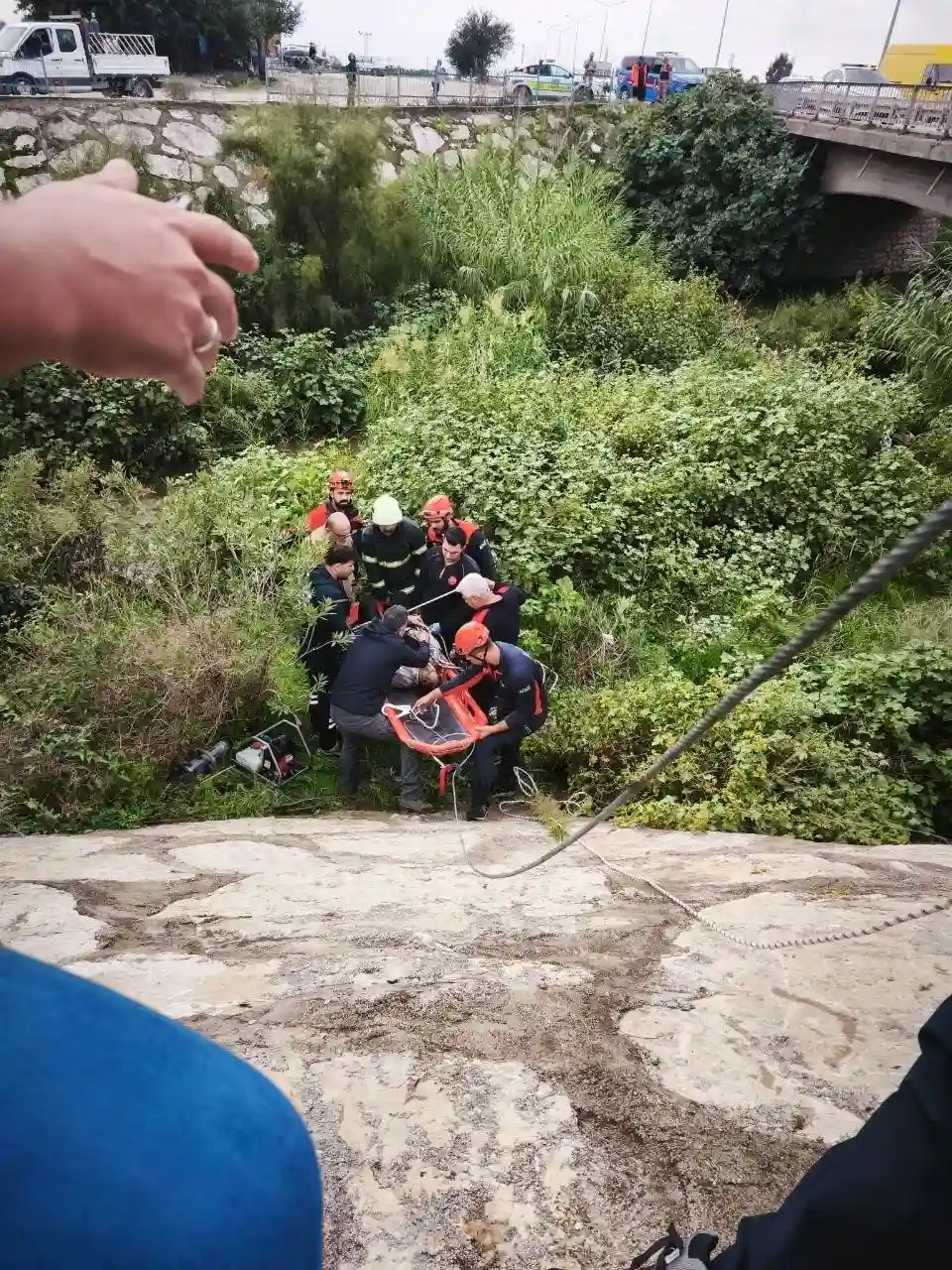 Hatay'da dereye uçan otomobil hurdaya döndü: 3 yaralı 3