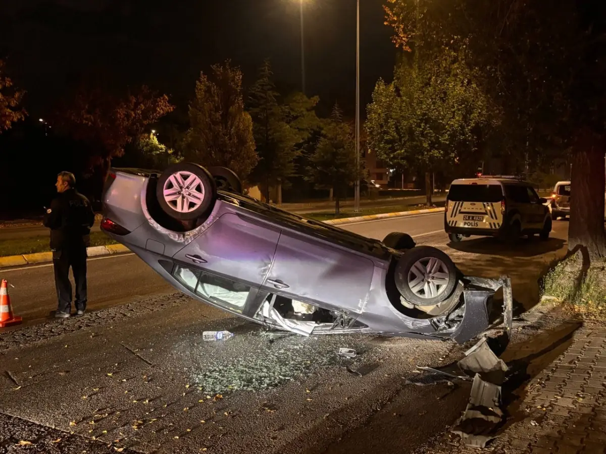 Erzincan'da hafif ticari araçla çarpışan otomobil devrildi: 1 yaralı 1