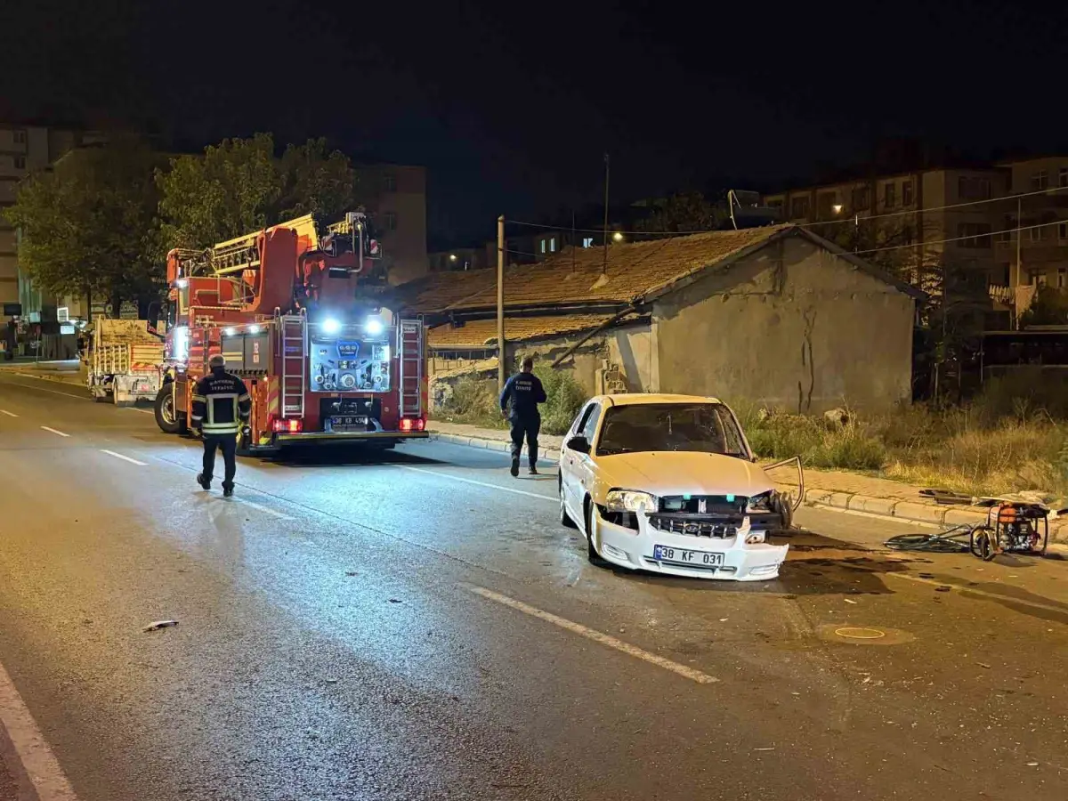 Kayseri'de ağaca çarpan otomobilde sıkışan sürücüyü itfaiye kurtardı 5
