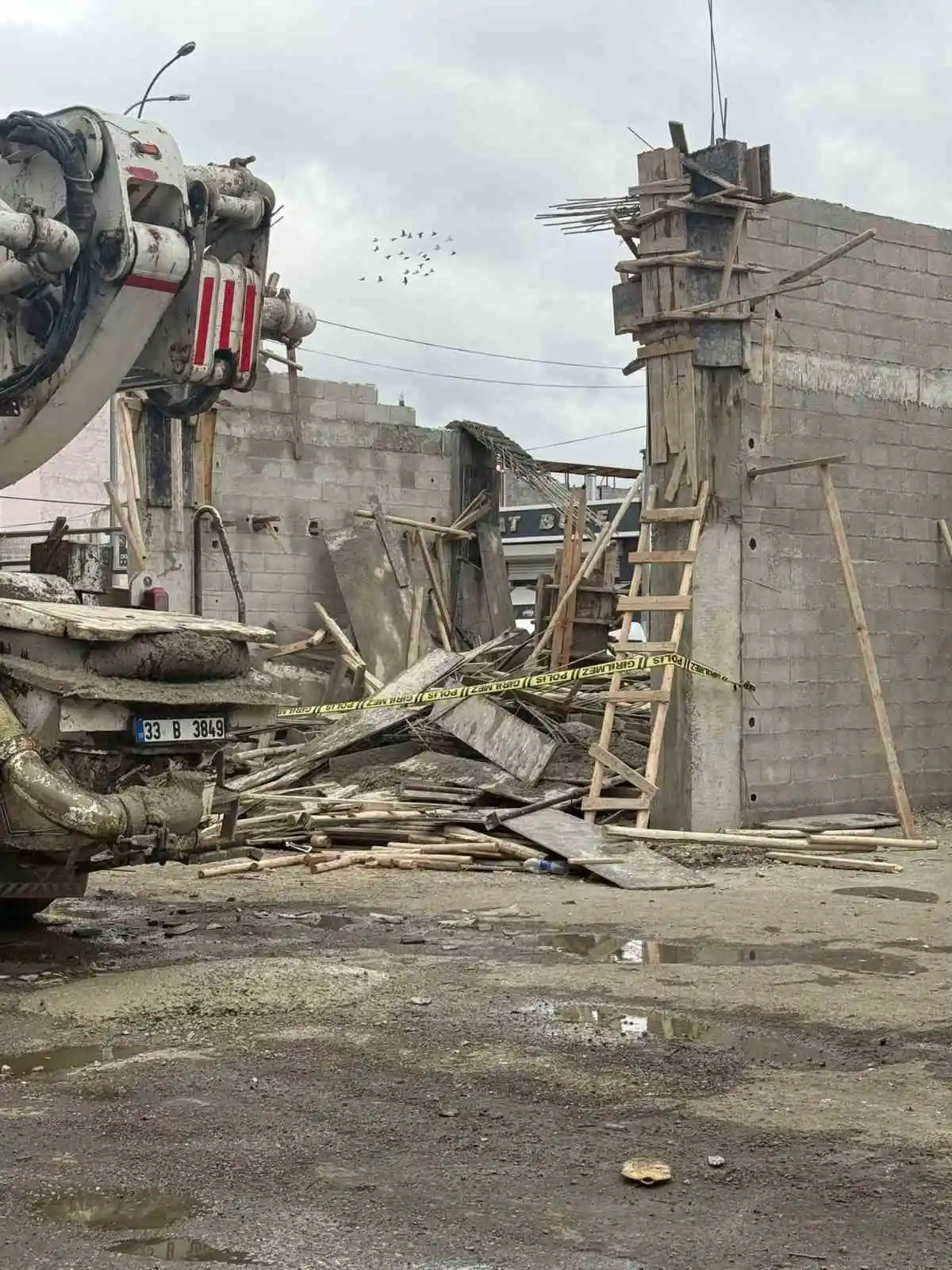 Nizip'te inşaat kalıbı çöktü: 3 işçi yaralandı 1