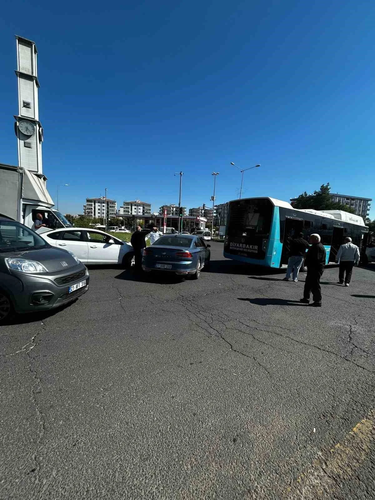 DİYARBAKIR’DA OTOMOBİL İLE BELEDİYE OTOBÜSÜ ÇARPIŞTI. KAZADA ÖLEN YA DA YARALANAN OLMAZKEN HER İKİ...