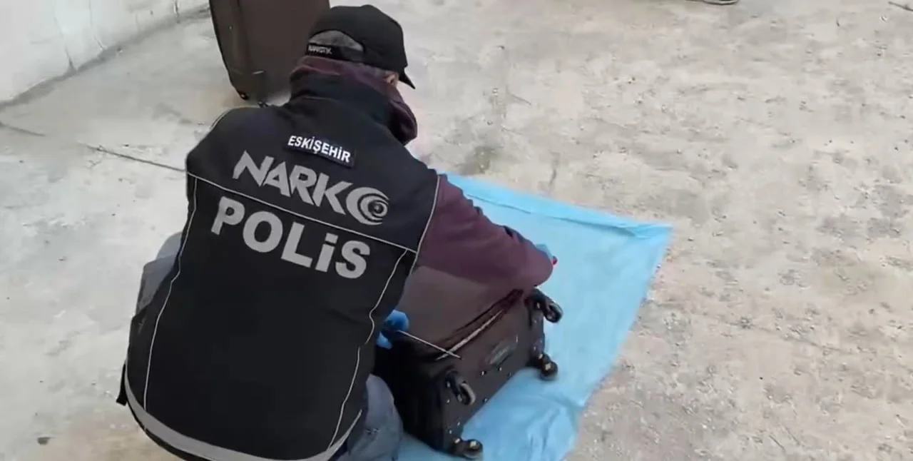 ESKİŞEHİR'DE POLİS EKİPLERİNCE GERÇEKLEŞTİRİLEN UYUŞTURUCU OPERASYONLARINDA 3 ŞÜPHELİ YAKALANDI, 1...