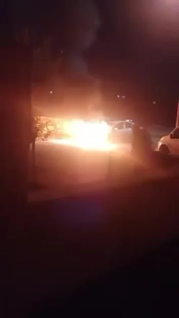 Körfez'de alevlere teslim olan otomobil itfaiye ekiplerince söndürüldü 2
