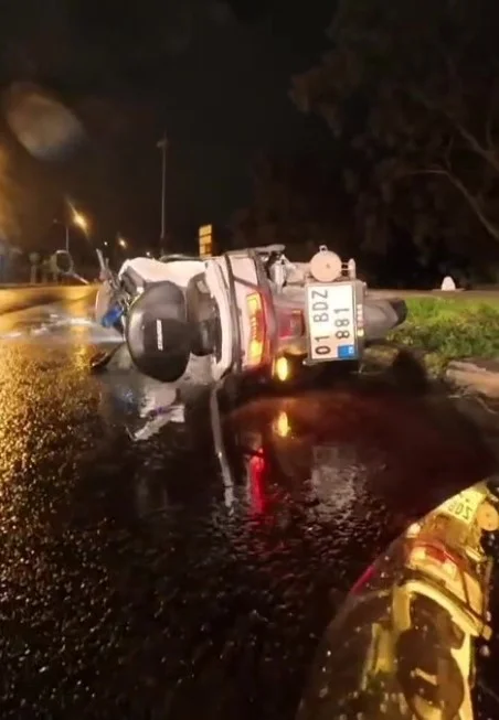 Antalya'da hafif ticari araç ile motosikletin çarpışma anı kask kamerasında 2