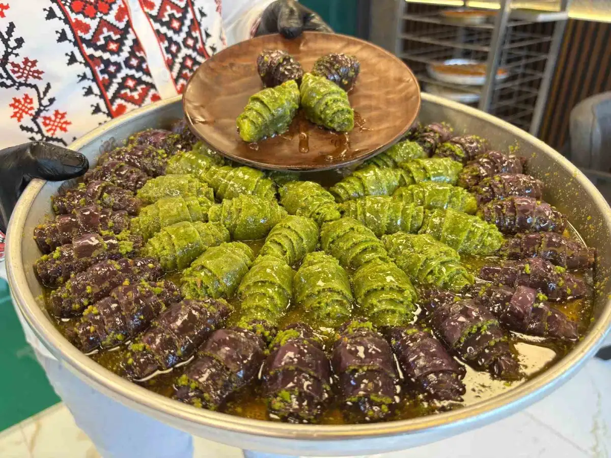 Gaziantep baklavası ile Fransız kruvasanı aynı tepside buluştu 3
