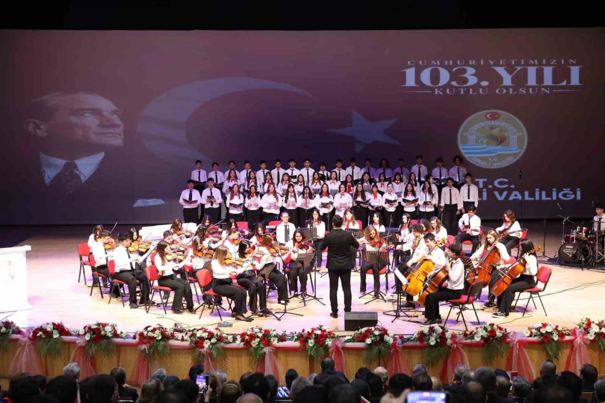 Denizli'de Cumhuriyet'in 103. yıl dönümü kutlamaları kapalı alana taşındı 2