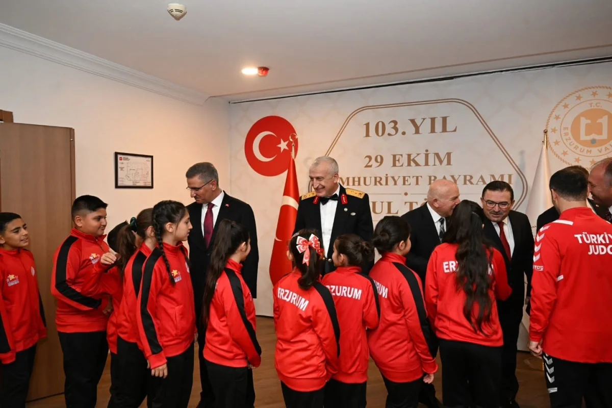 Erzurum'da Cumhuriyet'in 103. yıl dönümü coşkusu kabul töreniyle yaşandı 2