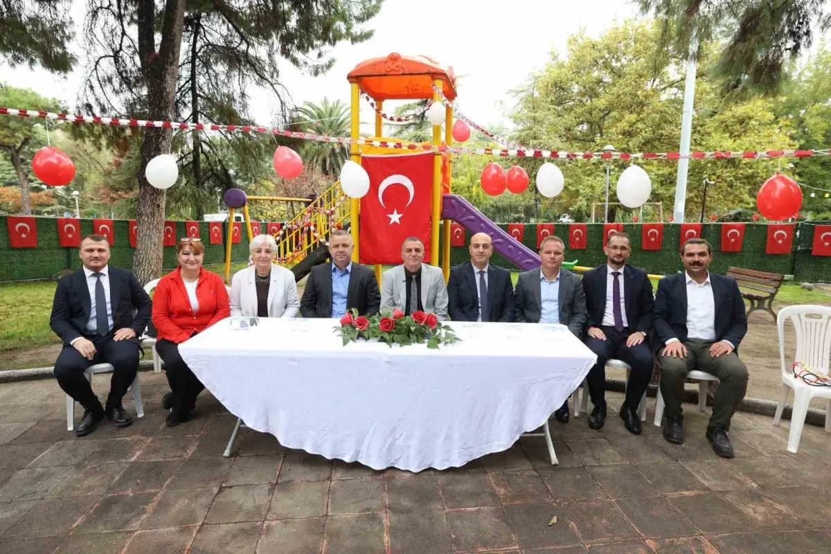 Şehzadeler'de minik öğrencilerden 29 Ekim Cumhuriyet Bayramı kutlaması 2