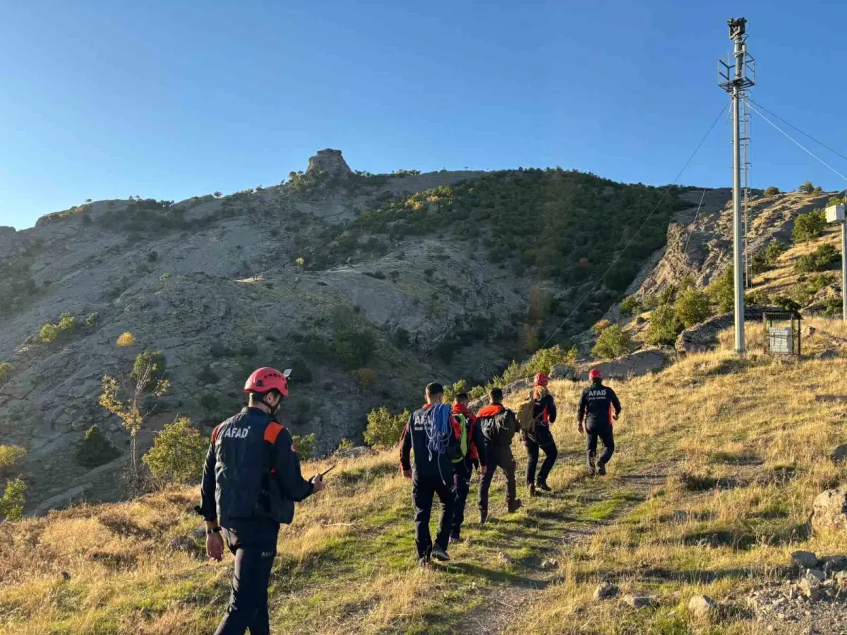 Tunceli'de sarp kayalıklarda mahsur kalan keçileri AFAD kurtardı 3