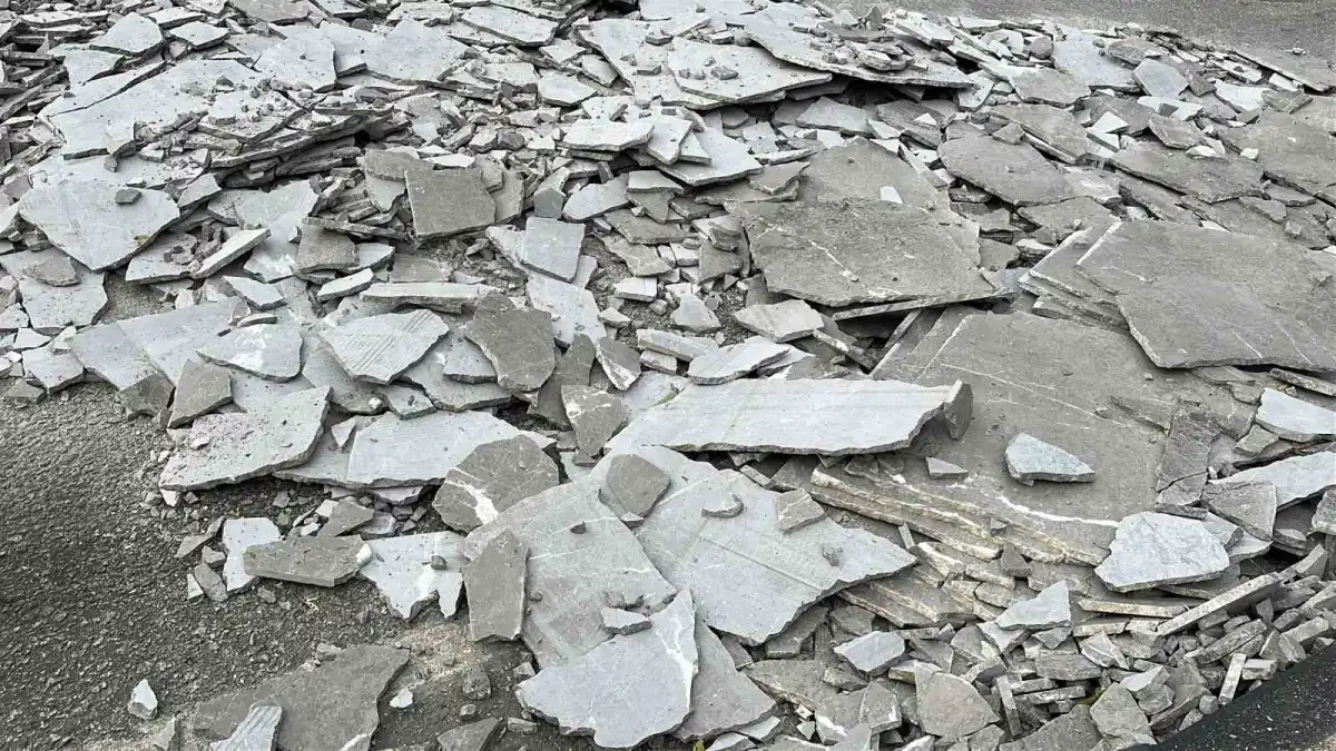 Burdur'da tırdan yola mermer parçaları saçıldı: Sürücüye ceza kesildi 3