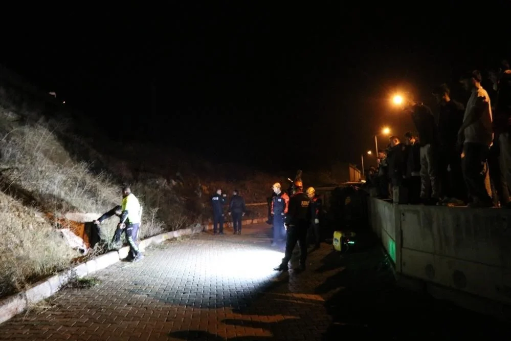 Erzurum'da uçuruma yuvarlanan araçtaki can kaybı ikiye yükseldi 2