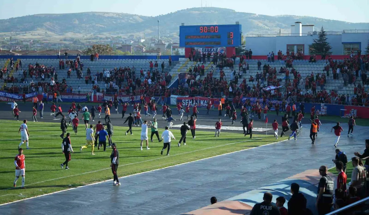 Kırıkkale FK maçında son dakika golü sonrası çocuk taraftarlar sahaya koştu 3