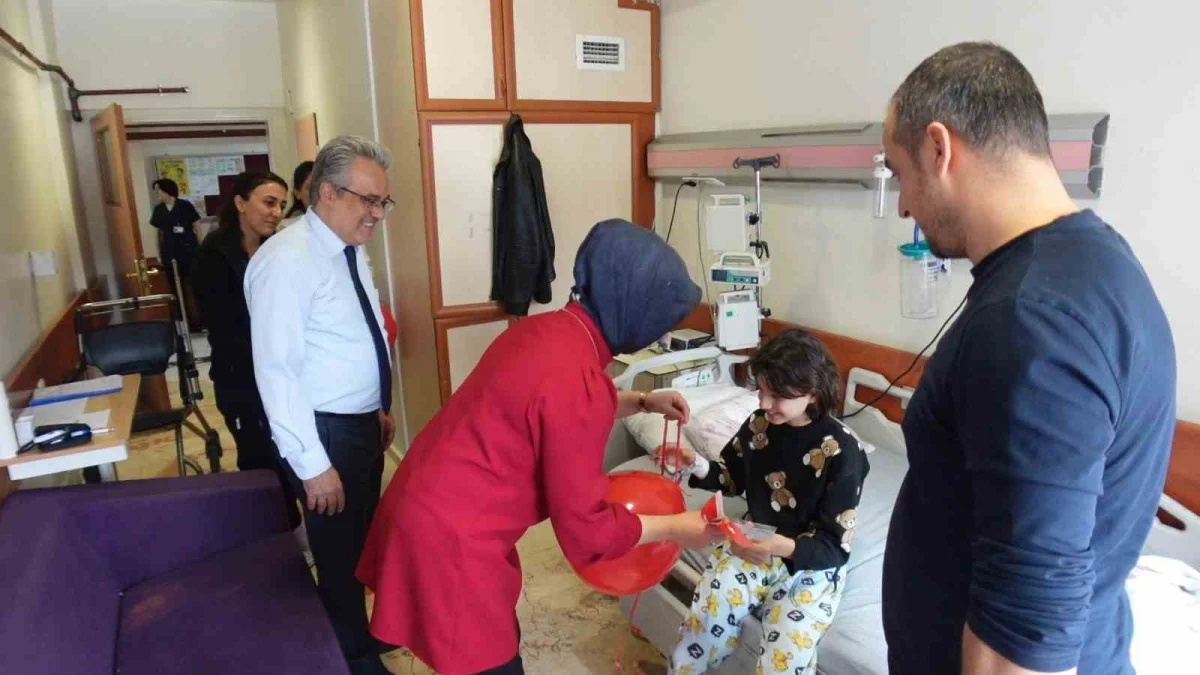 Fırat Üniversitesi Hastanesi'nde minik hastalara 29 Ekim sürprizi 2