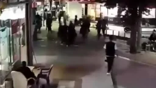 Kocaeli'de anne ve kızını cadde ortasında darbettiler