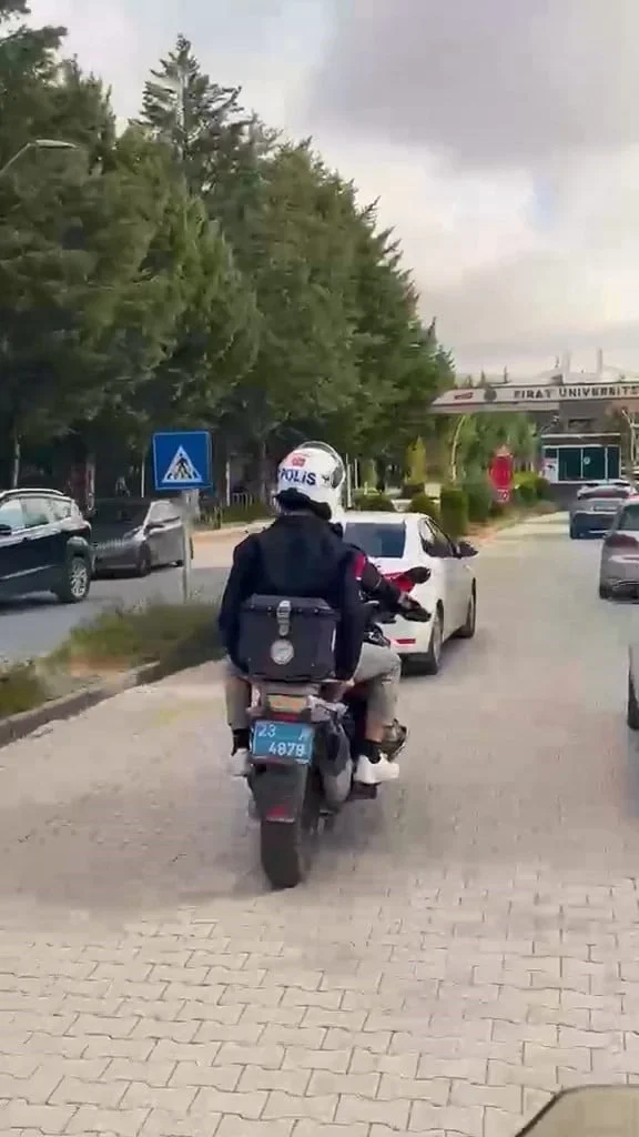 ELAZIĞ'DA KPSS ÖN LİSANS SINAVI'NA GEÇ KALMA TEHLİKESİ YAŞAYAN ADAYLAR İÇİN EMNİYET GÜÇLERİ...