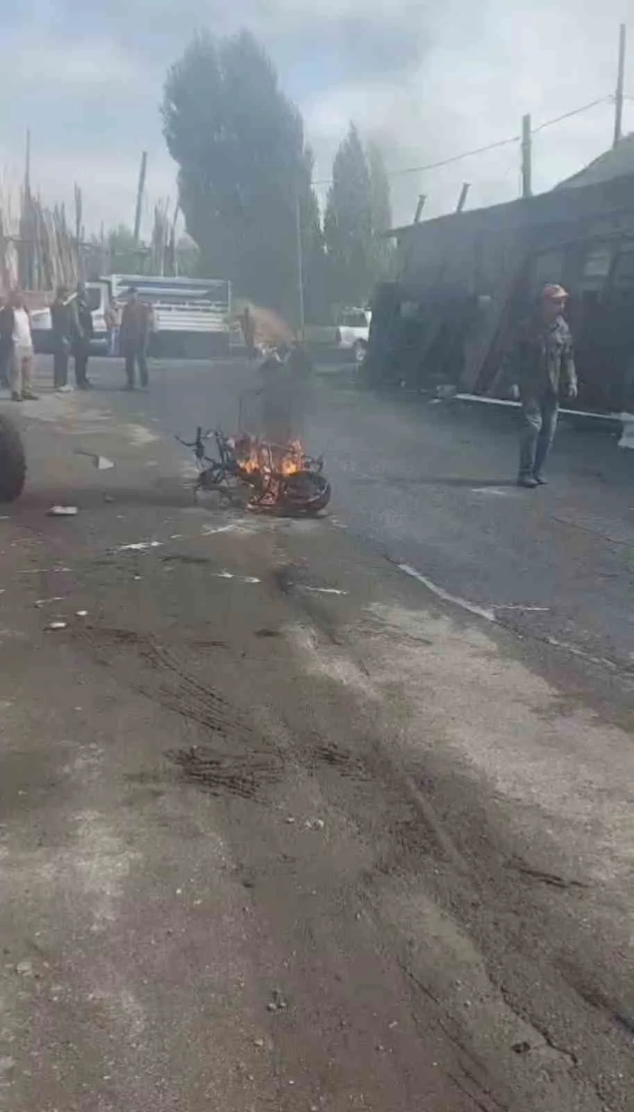 BİNGÖL’DE KAYNAK YAPILIRKEN ALEV ALAN MOTOSİKLET KULLANILAMAZ HALE GELDİ