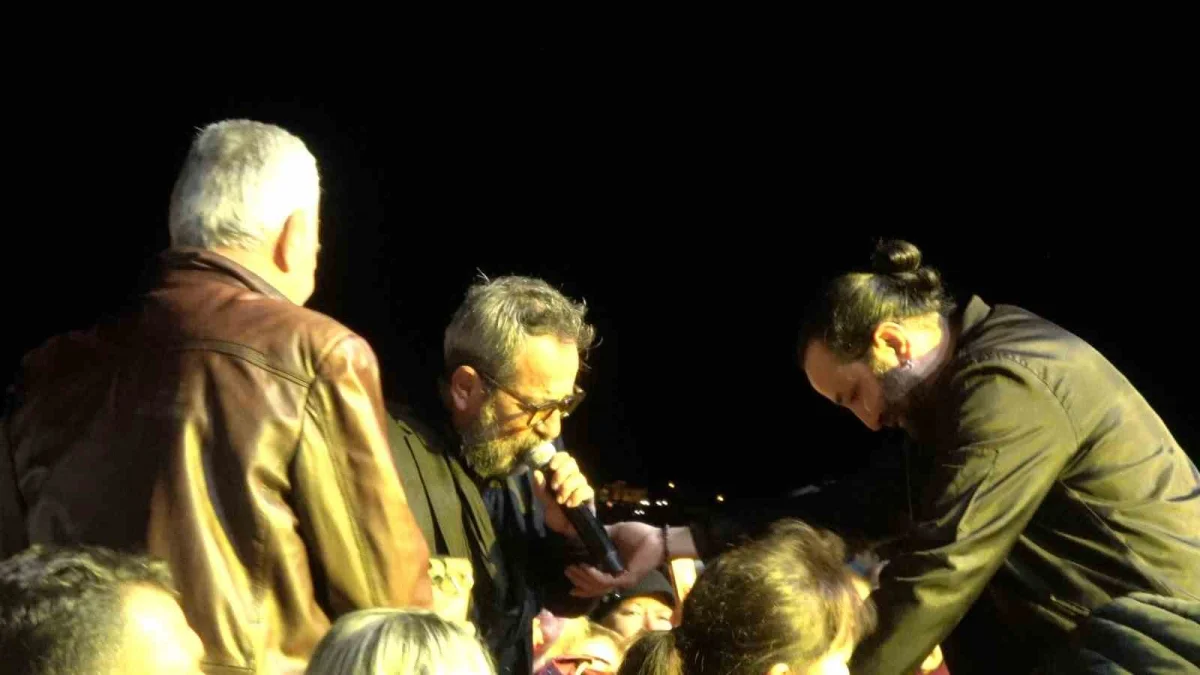 Ayvalık'taki 21. Uluslararası Zeytin Hasat Festivali'nde Feridun Düzağaç sahne aldı 5