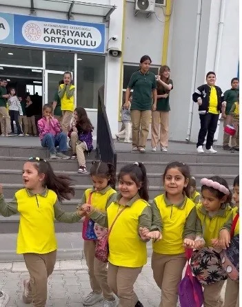 Kahramanmaraş'ta üniversite öğrencileri ilkokul duvarlarını renklendirdi 2