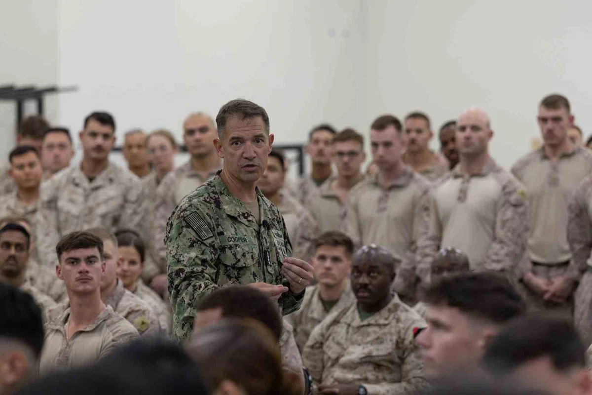 CENTCOM Komutanı Cooper Hürmüz Boğazı'nda askeri helikopterle denetim uçuşu yaptı 3