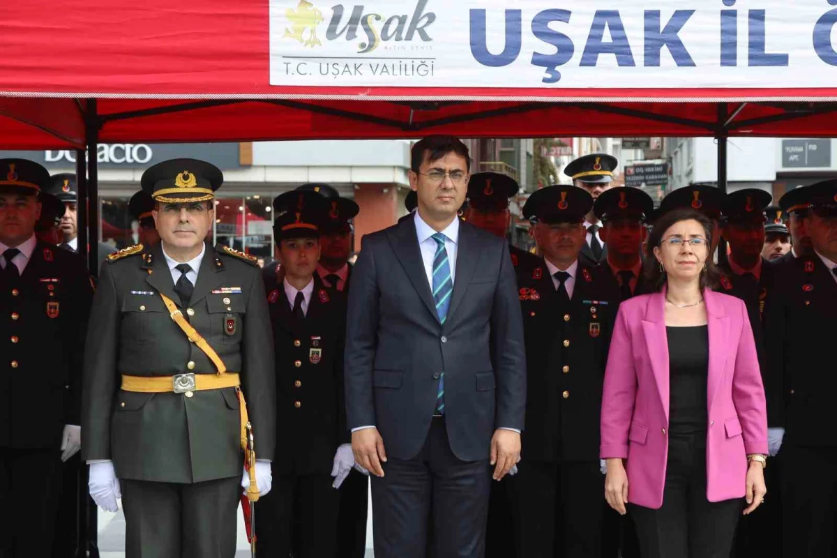 Uşak'ta 29 Ekim Cumhuriyet Bayramı kutlamaları çelenk töreniyle başladı 2