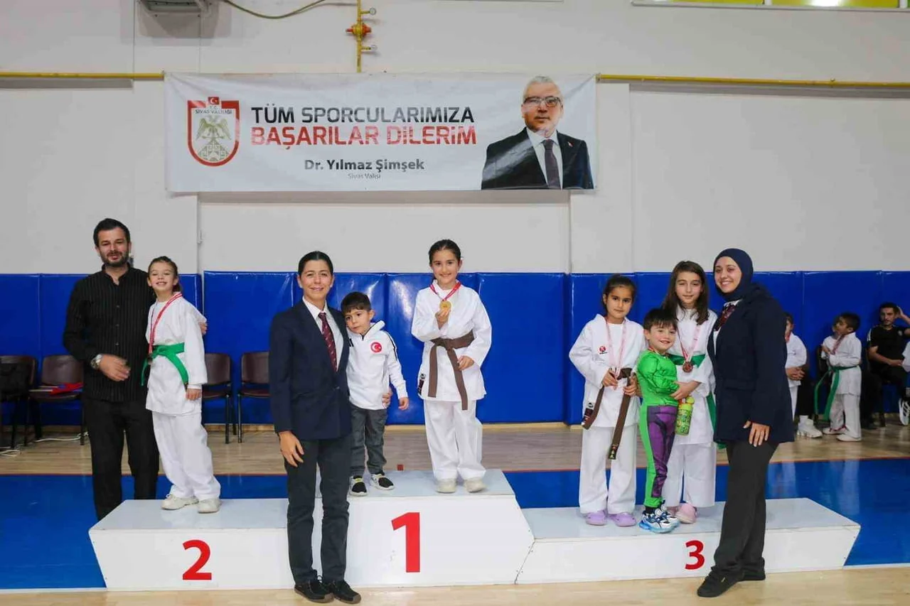 SİVAS’TA DÜZENLENEN KULÜPLER ARASI HEİAN KATA VE KUMİTE İL ŞAMPİYONASI’NDA 8 KULÜPTEN 200 SPORCU...