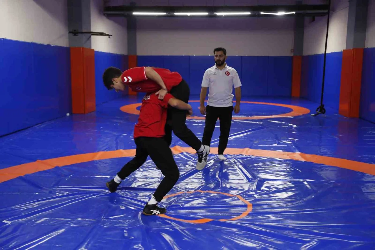 Romanya'daki şampiyonada altın madalya için iki kardeş mindere çıktı 3
