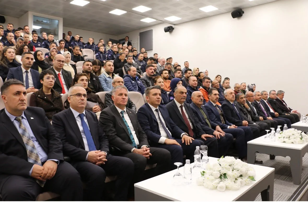 Erzurum'da Cumhuriyet'e uzanan tarihi sürecin anlatıldığı konferans düzenlendi 2