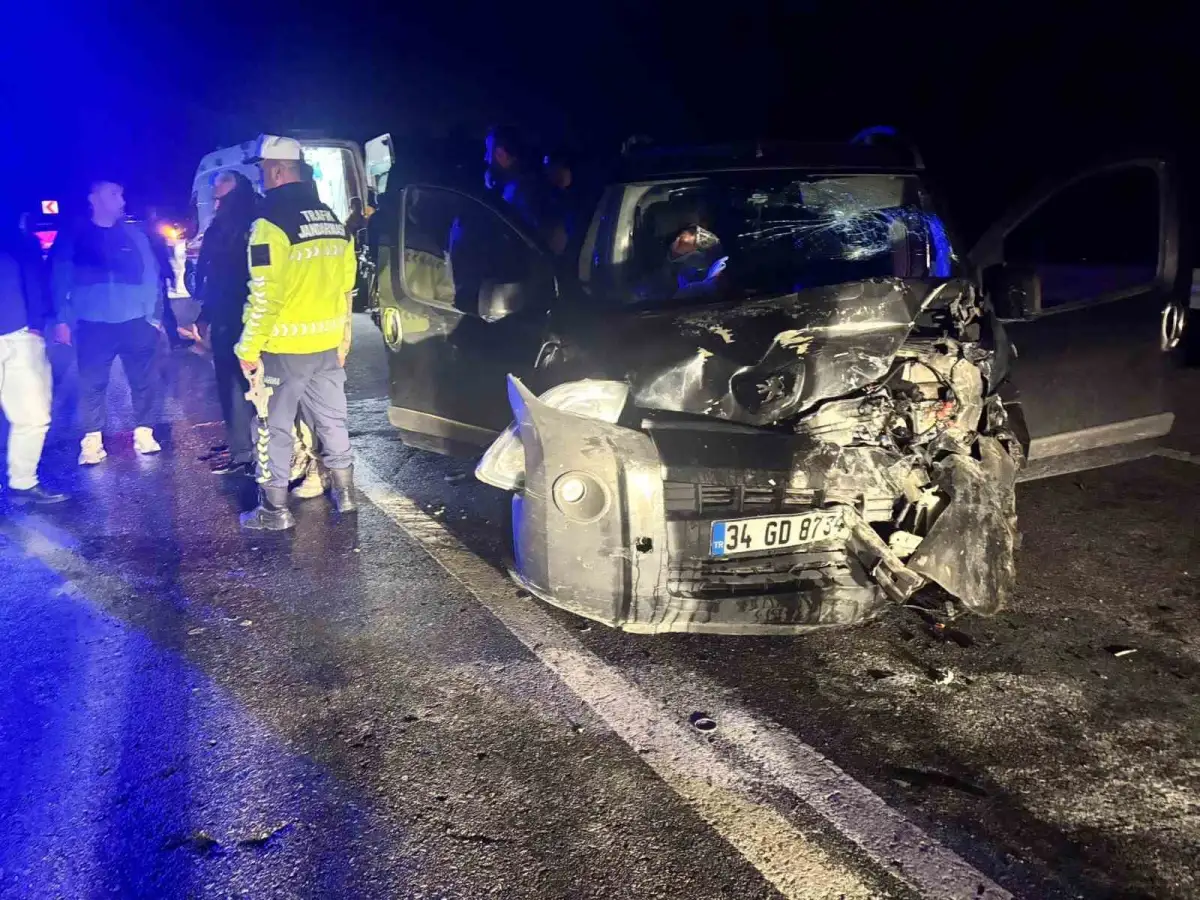 Düzce'nin Akçakoca ilçesinde iki araç kafa kafaya çarpıştı: 5 yaralı 2