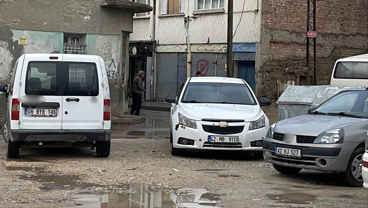 Konya'da inşaat alanının bitişiğinde zemin çöktü, doğalgaz ve su boruları patladı 2