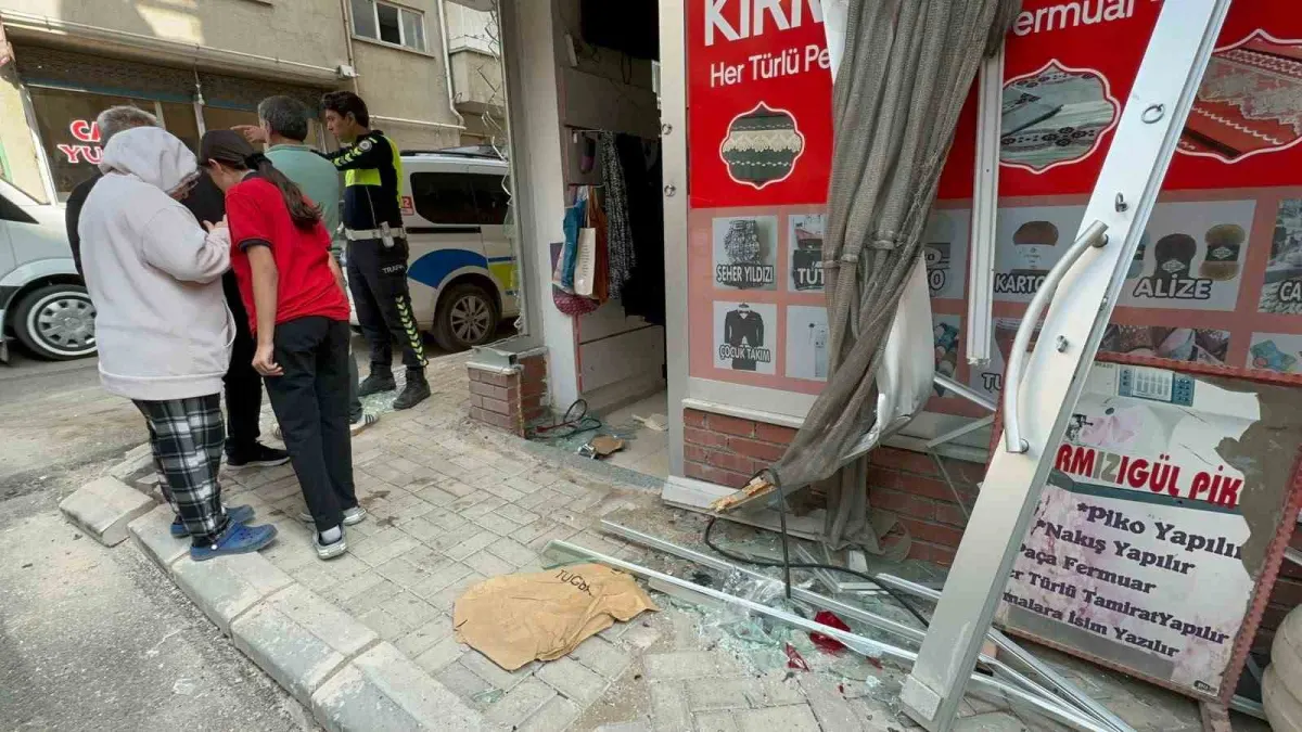 Elazığ'da minibüsle çarpışan taksi terzi dükkanına girdi: 1 yaralı 1