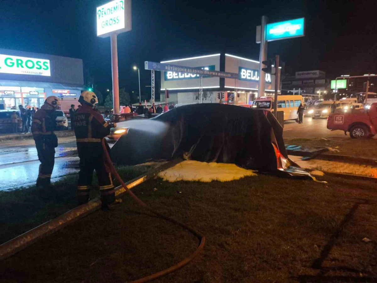 Aydın'da tırla çarpışan elektrikli otomobil alev aldı: Yangına özel battaniyeyle müdahale edildi 3