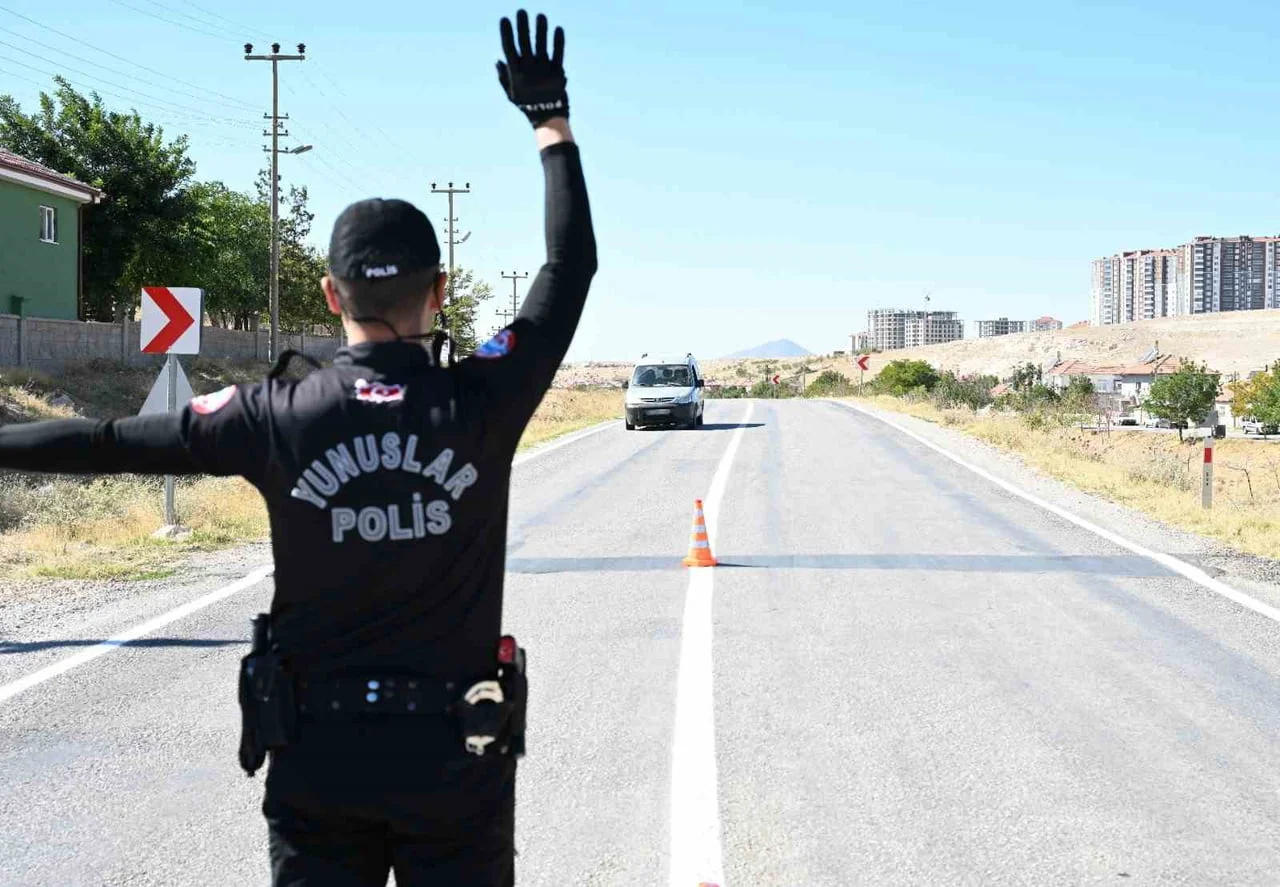 KARAMAN’DA POLİSİN SON BİR HAFTA İÇERİSİNDE GERÇEKLEŞTİRDİĞİ DENETİMLERDE ÇEŞİTLİ SUÇLARDAN ARANAN...