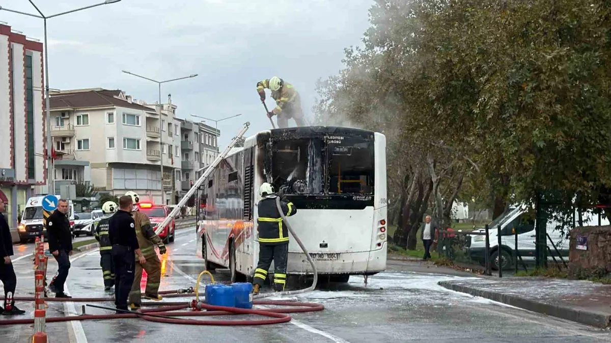 Çanakkale'de seyir halindeki özel halk otobüsü alev alev yandı 5